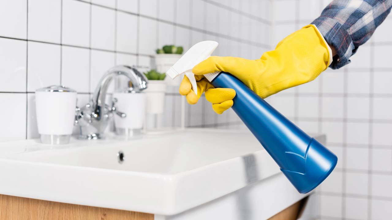 Vinagre e detergente ajudam a eliminar os germes da pia com mais facilidade