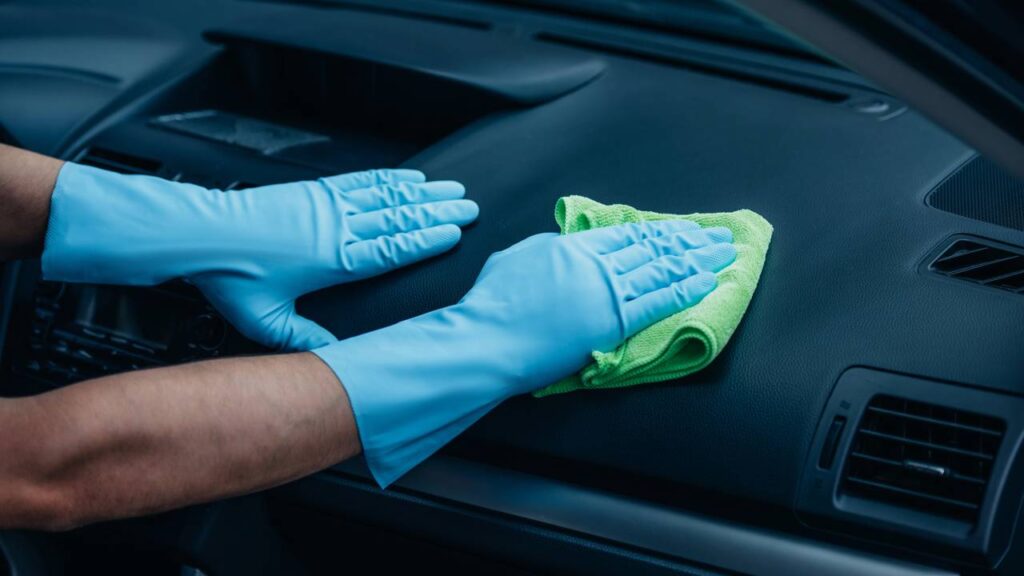 Mistura caseira para limpar o painel do carro e recuperar aparência sem danificar o plástico