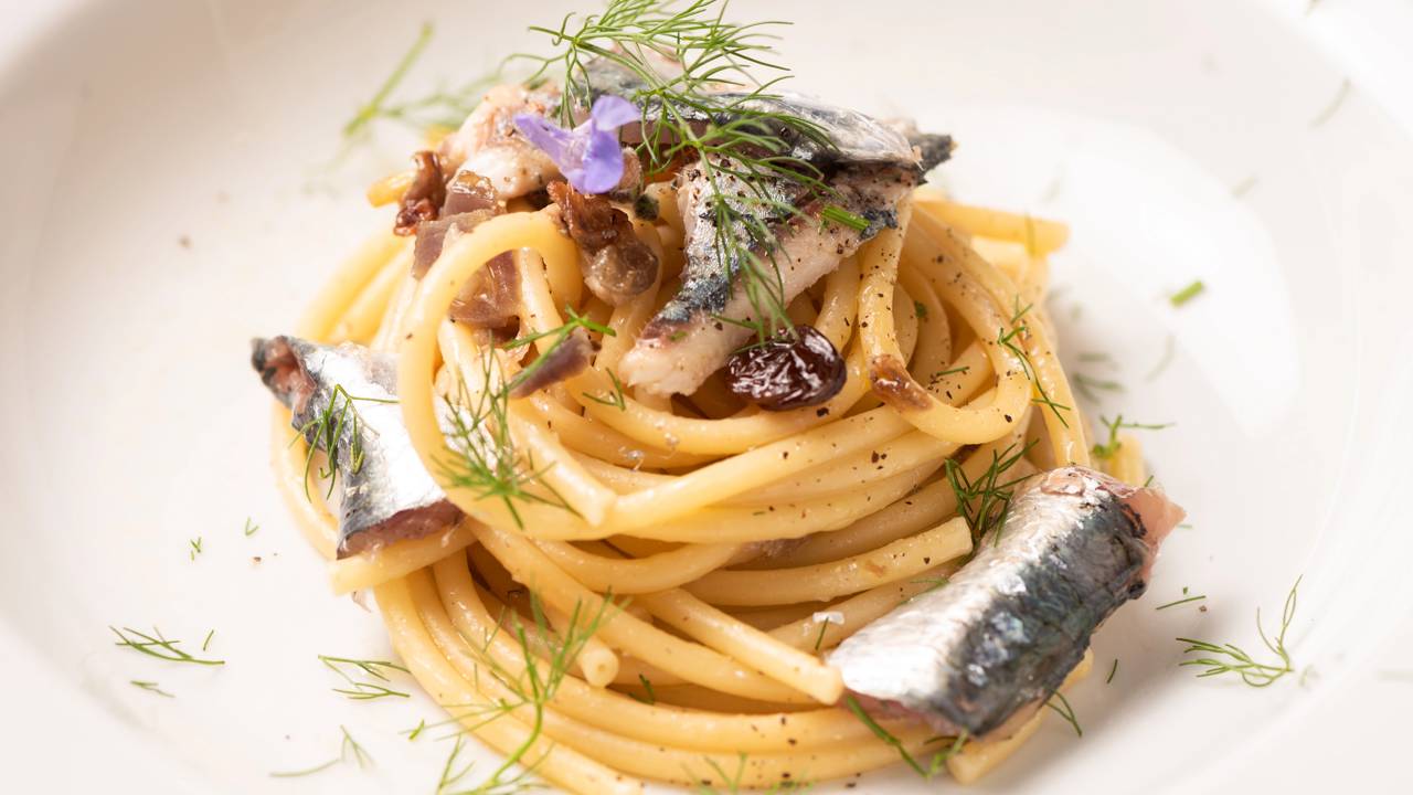 O macarrão alho e óleo com sardinha que transforma um prato simples em um banquete