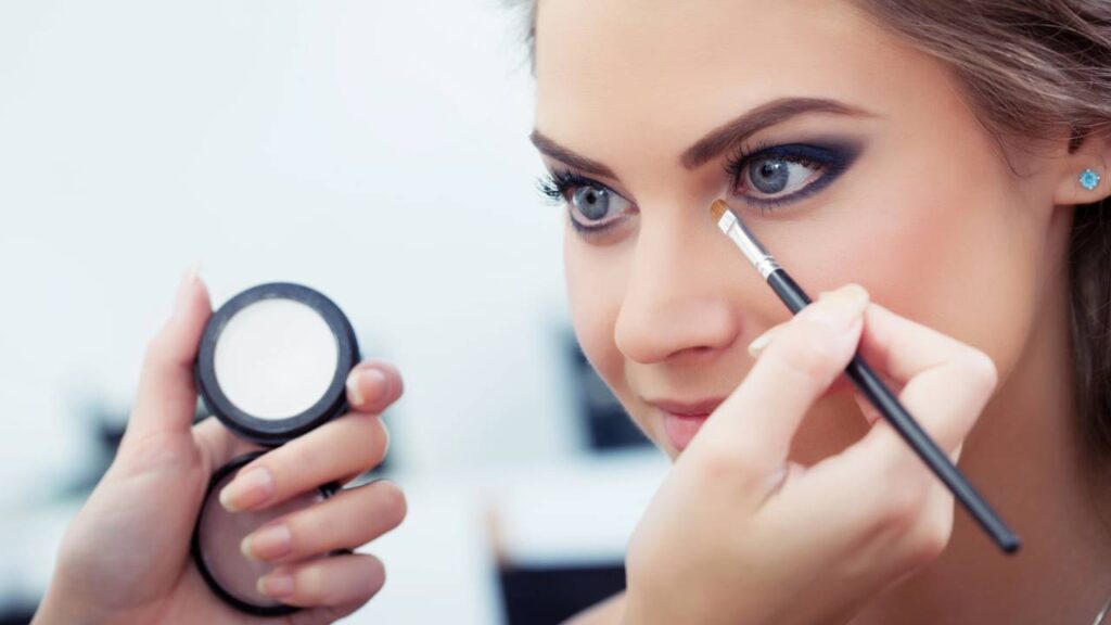 Como fazer sua make sobreviver a um dia quente sem perder o brilho