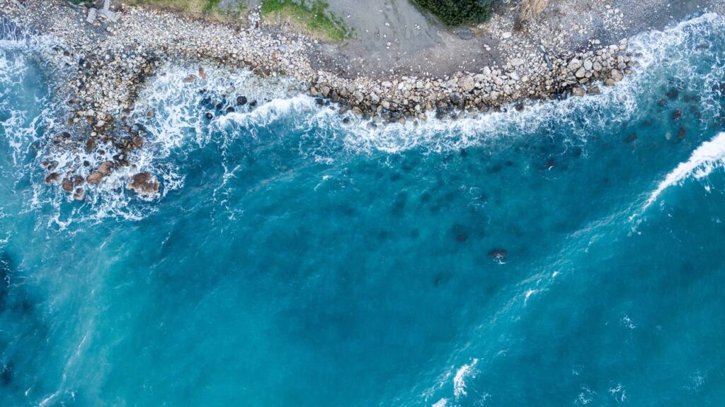Há fenômenos naturais que deixam o mar mais azul em certos momentos