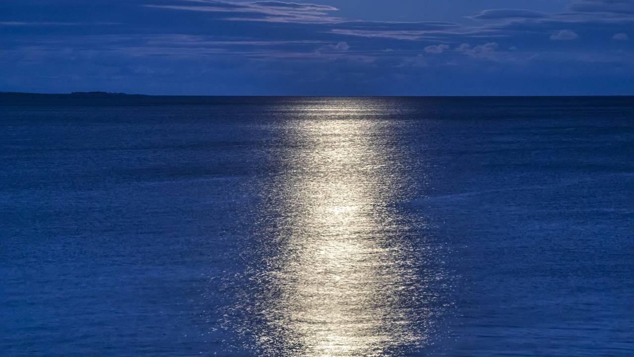 O mistério por trás do brilho que aparece no mar durante a noite no mar