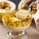 Aprendi a fazer esse mousse de maracujá com apenas 3 ingredientes