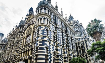 A mistura de grafites, natureza e energia jovem faz a cidade surpreender viajantes