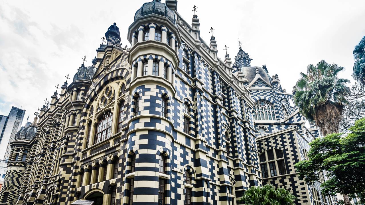 A mistura de grafites, natureza e energia jovem faz a cidade surpreender viajantes