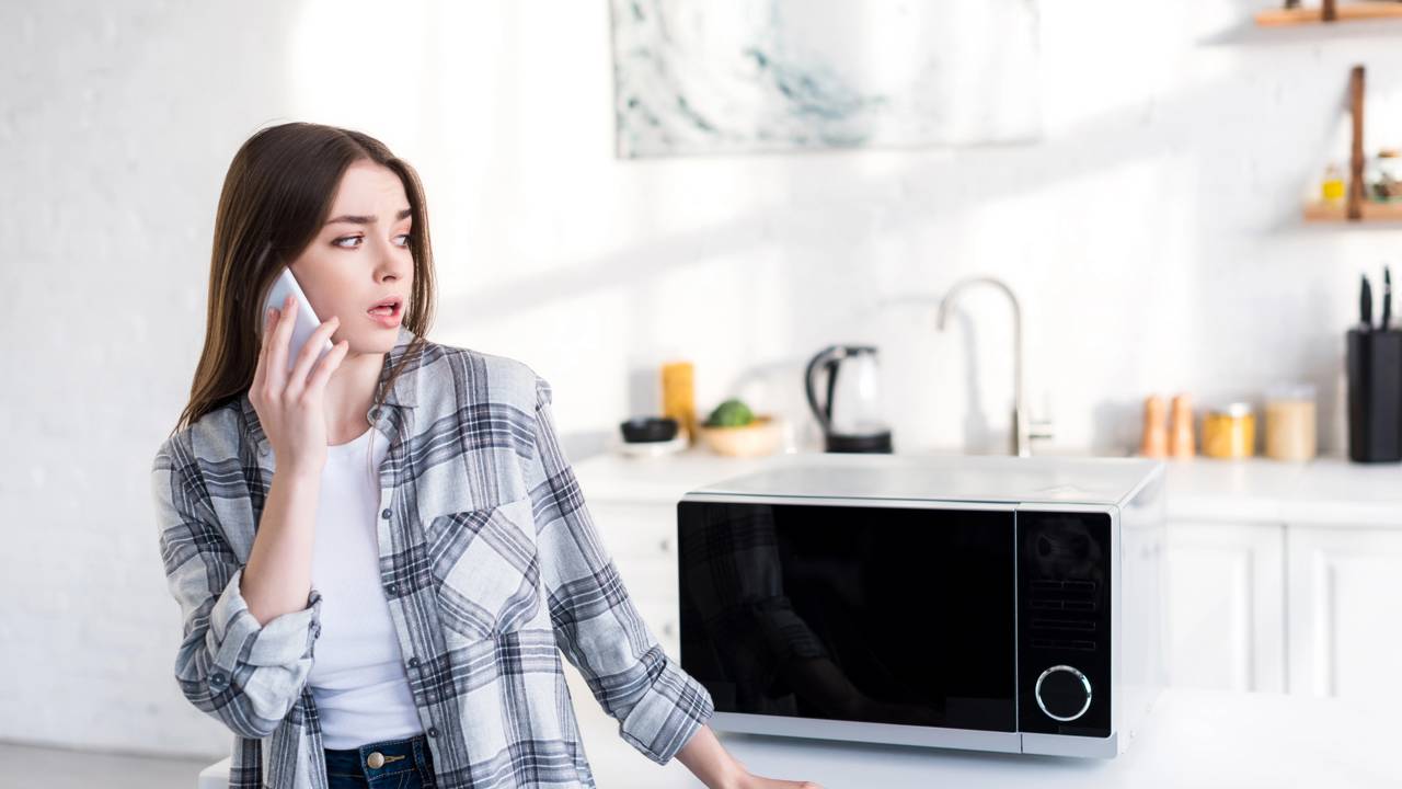 O prato do micro-ondas não gira à toa, tem um bom motivo para isso