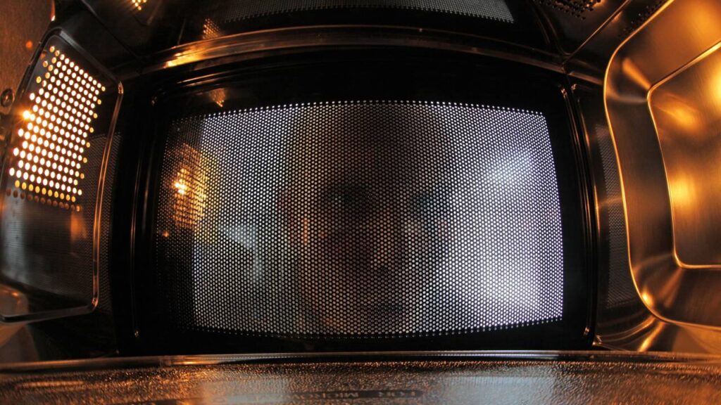 O que realmente acontece dentro de um micro-ondas enquanto ele está funcionando
