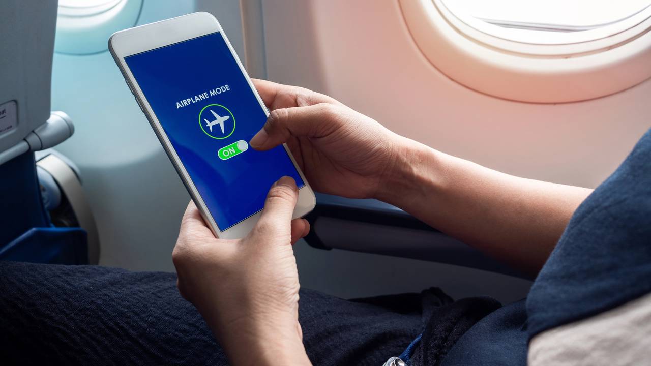 Como funciona o modo avião do celular e por que ele muda tanta coisa