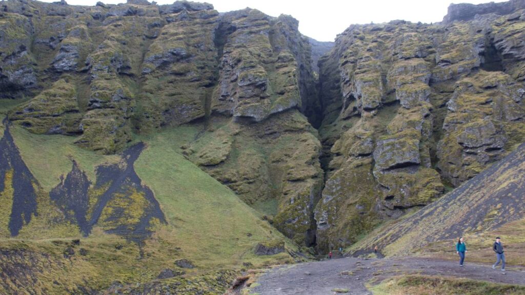 Por que o vento parece cantar quando passa por fendas nas pedras