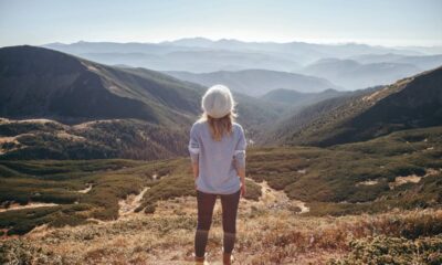 Por que as montanhas parecem mudar de cor ao entardecer e criam um visual tão mágico