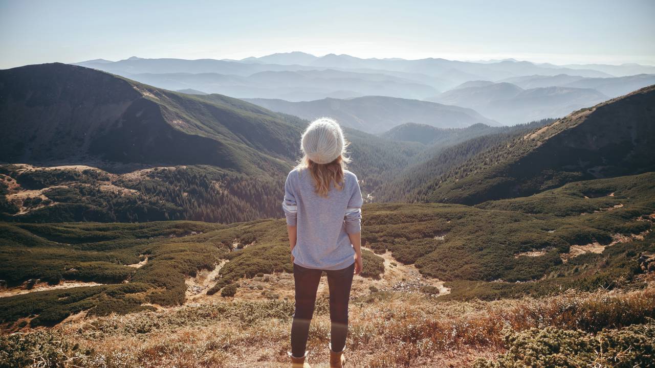 Por que as montanhas parecem mudar de cor ao entardecer e criam um visual tão mágico