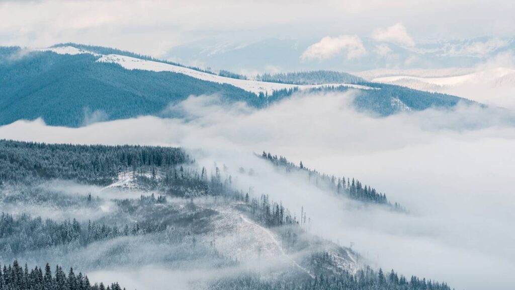 Algumas montanhas parecem soltar fumaça e guardam um fenômeno