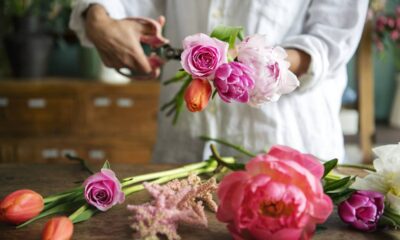 Como montar um arranjo de mesa com flores tropicais