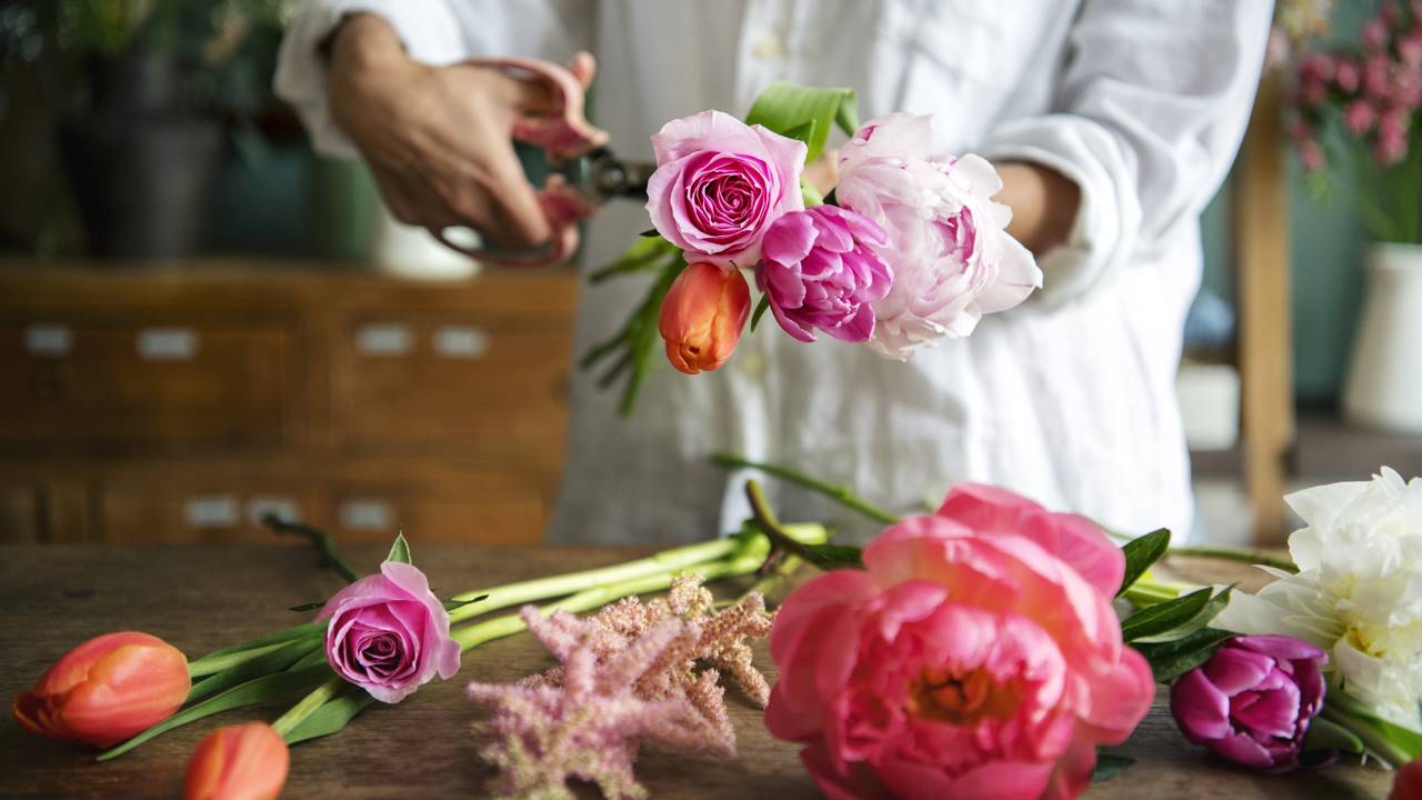Como montar um arranjo de mesa com flores tropicais