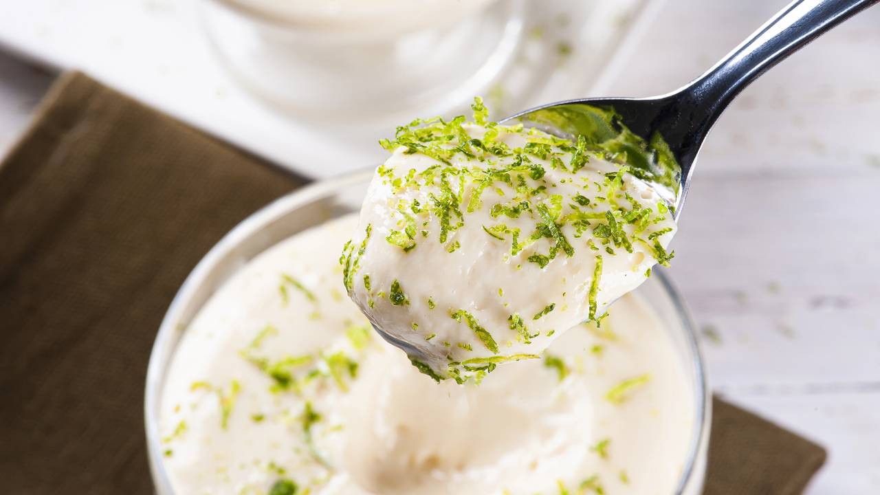 Mousse de limão fácil com apenas 3 ingredientes para celebrar o fim de ano