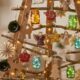 Decorações reaproveitadas transformam a árvore de Natal econômica sem gastar muito