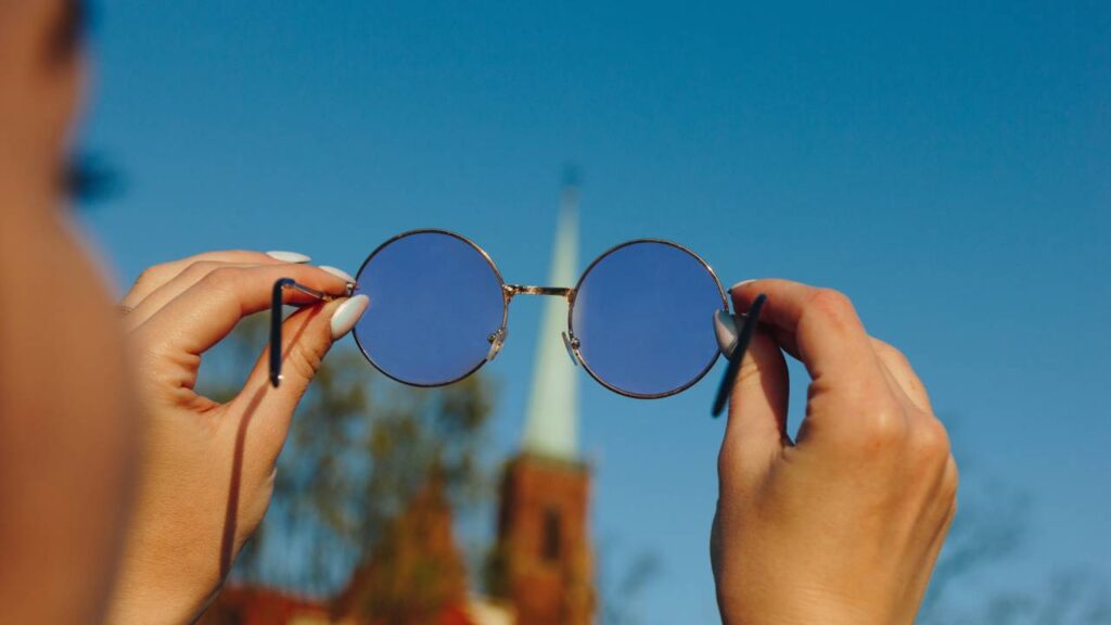 Existe aumentativo para óculos de sol? Veja o que diz a gramática