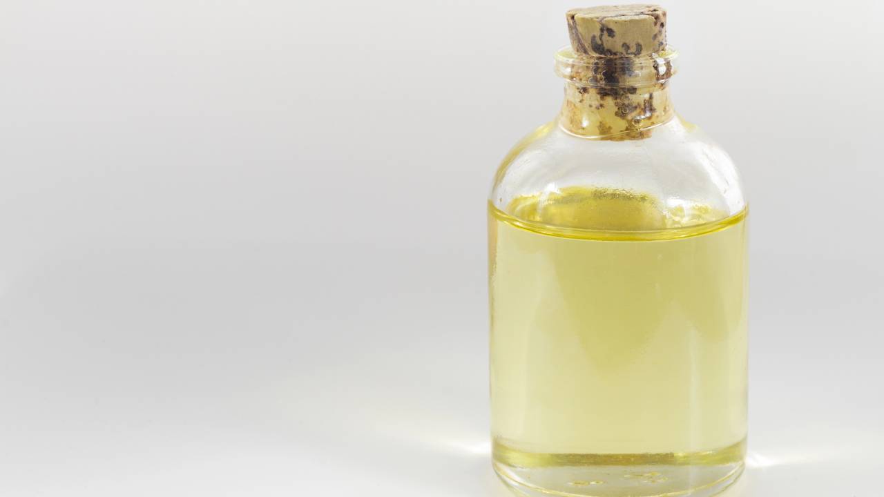 O óleo natural que viralizou entre quem quer fios mais brilhantes e nutridos