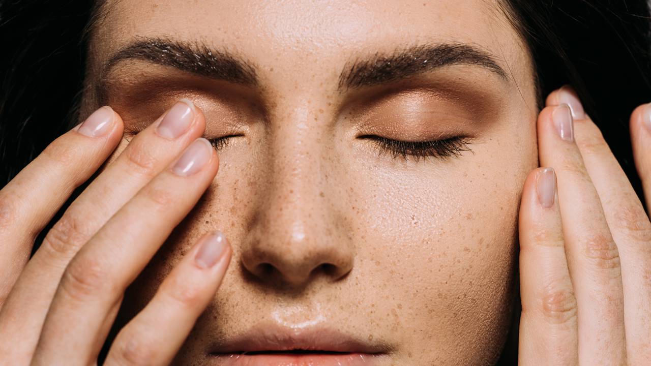 O que significa quando o olho começa a tremer do nada e não para