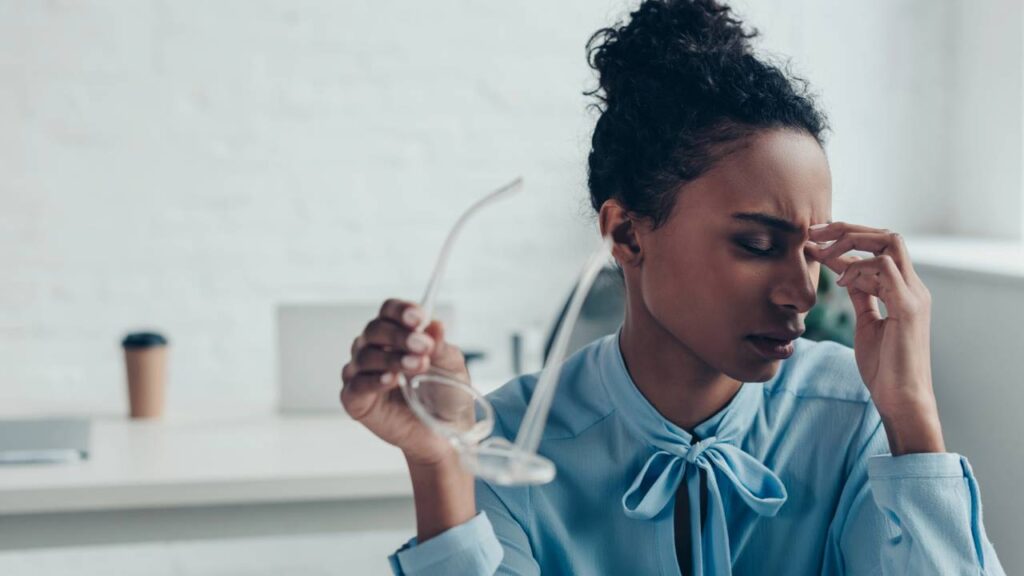 O que significa quando o olho começa a tremer do nada e não para