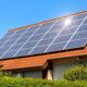 O uso de painéis solares residenciais deixou de ser diferente e passou a ser o novo normal - Créditos: depositphotos.com / Smileus