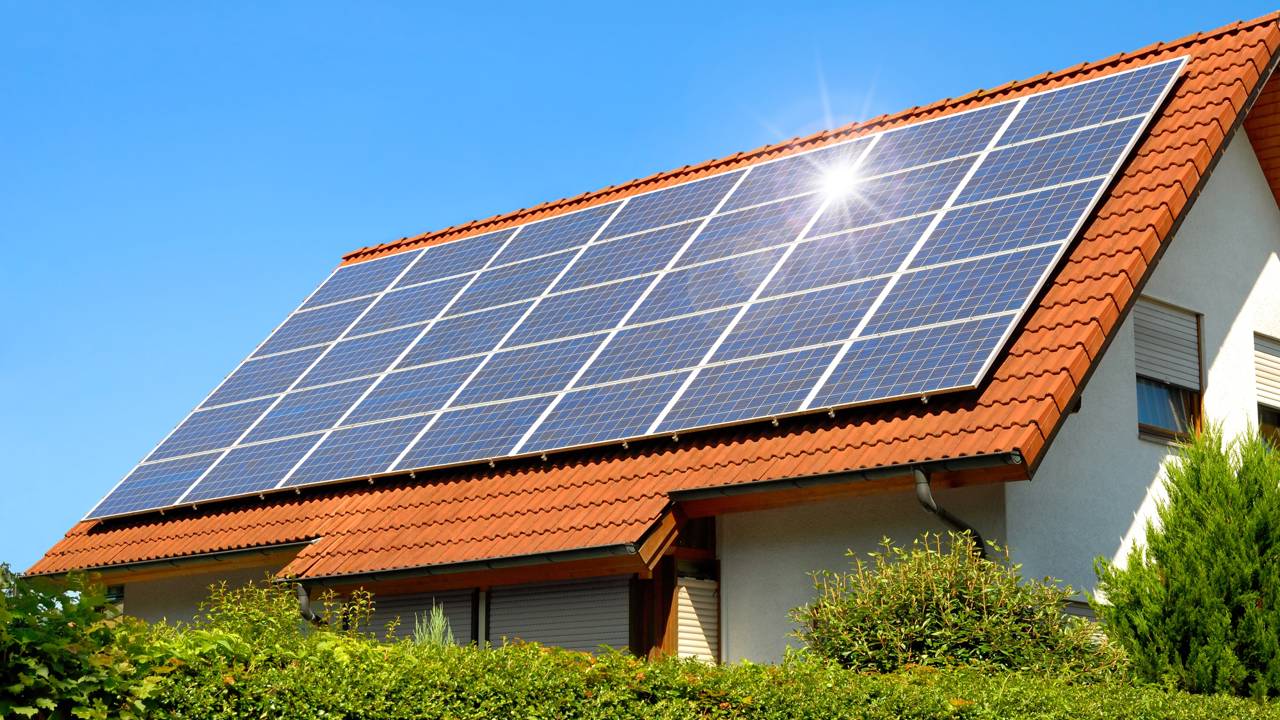 O uso de painéis solares residenciais deixou de ser diferente e passou a ser o novo normal - Créditos: depositphotos.com / Smileus