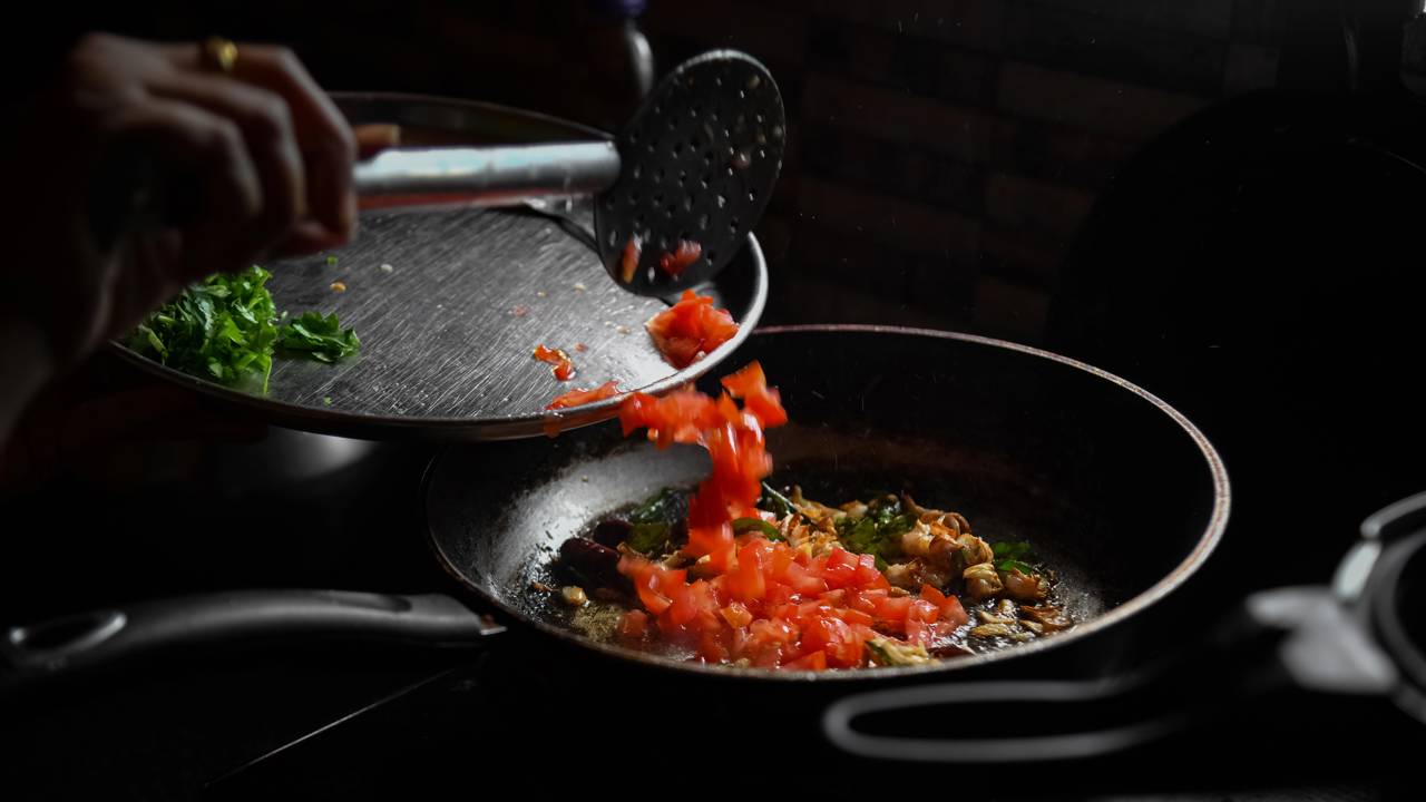 Motivo real da panela antiaderente perder o brilho tão rápido