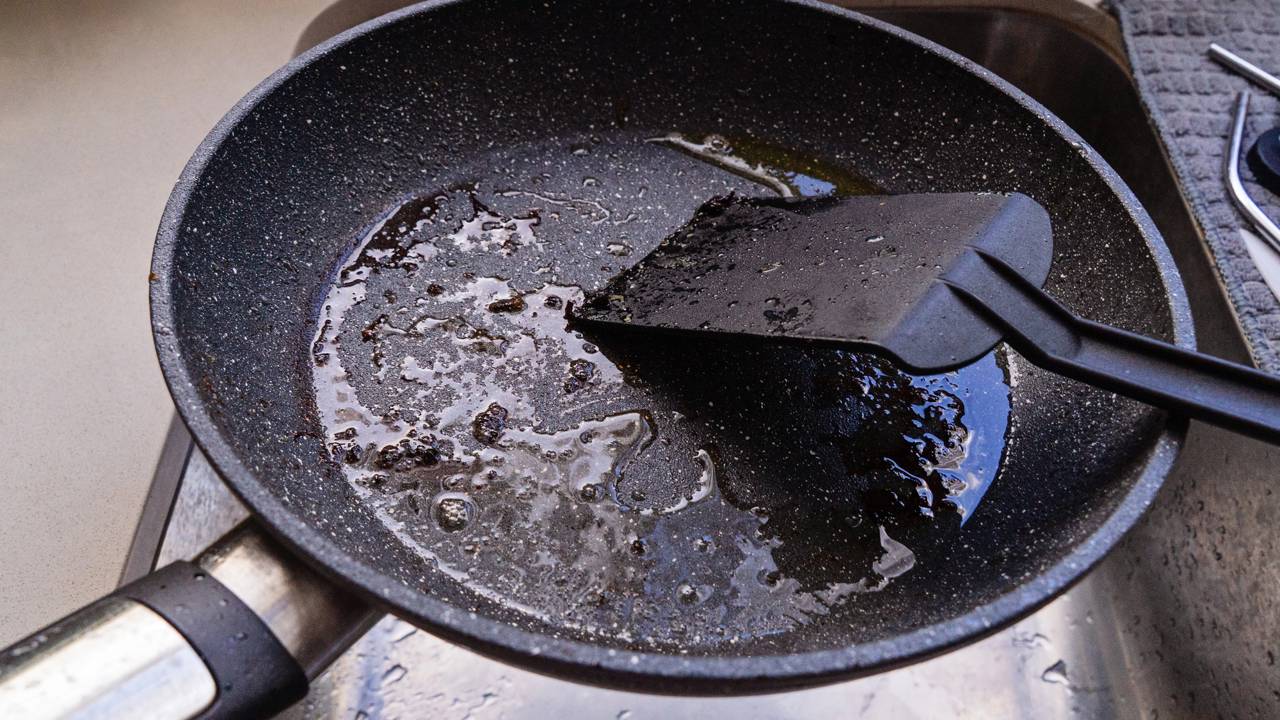 Por que sua panela antiaderente perde o brilho e como restaurar em casa com uma misturinha simples