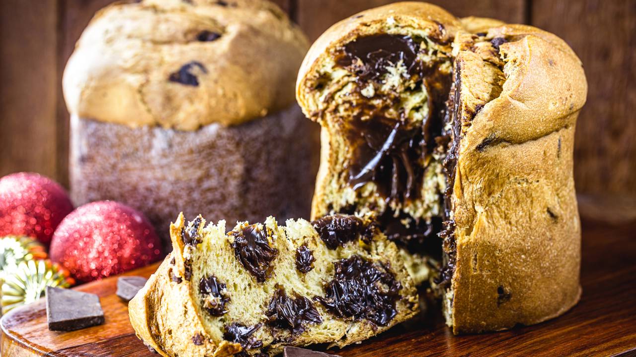 Panetone caseiro fofinho e recheado que vai perfumar sua casa inteira