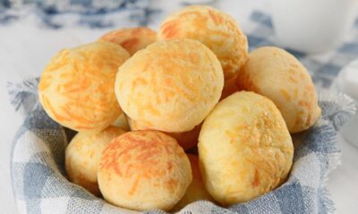 O pão de queijo mineiro tradicional que derrete na boca e perfuma a cozinha