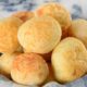 O pão de queijo mineiro tradicional que derrete na boca e perfuma a cozinha