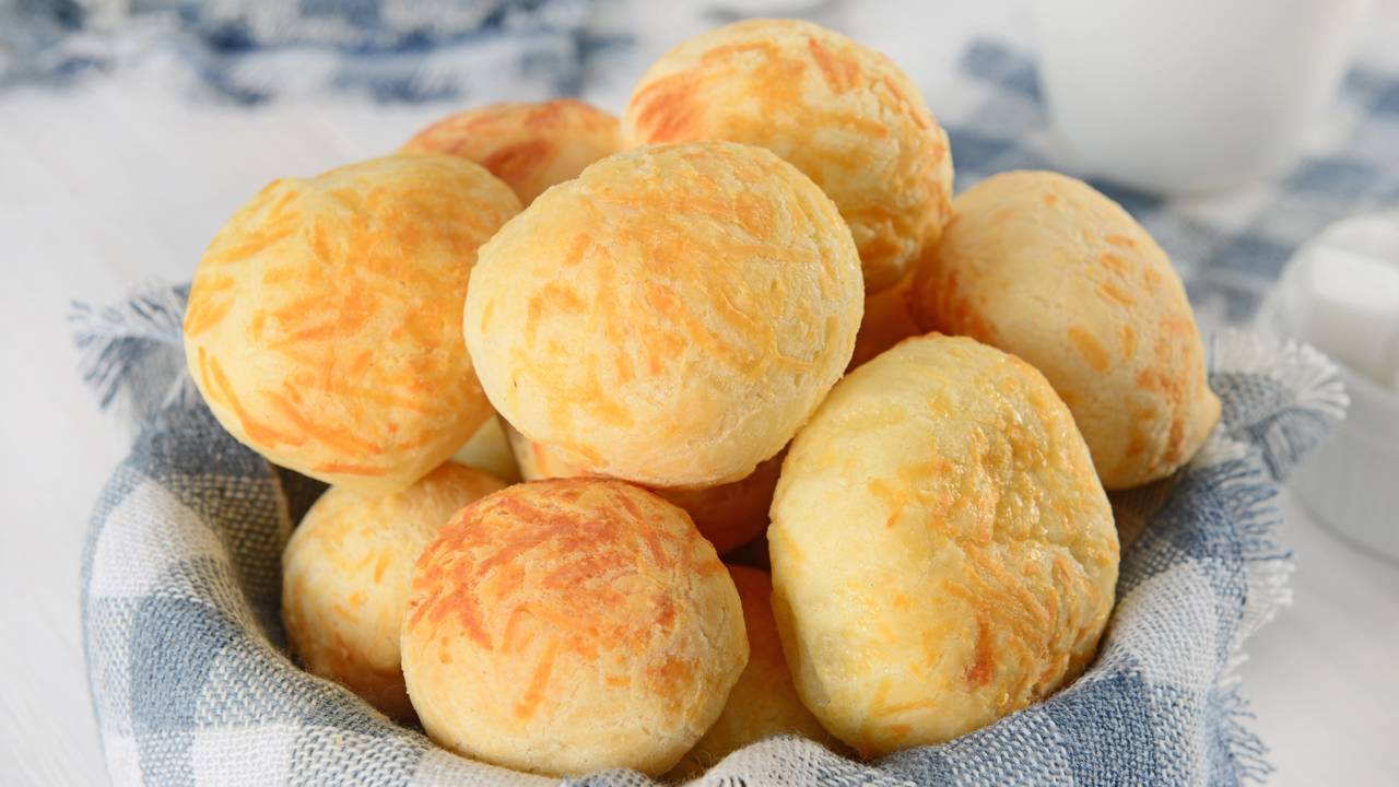 O pão de queijo mineiro tradicional que derrete na boca e perfuma a cozinha