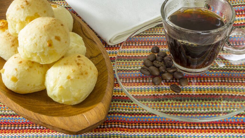 O pão de queijo mineiro tradicional que derrete na boca e perfuma a cozinha
