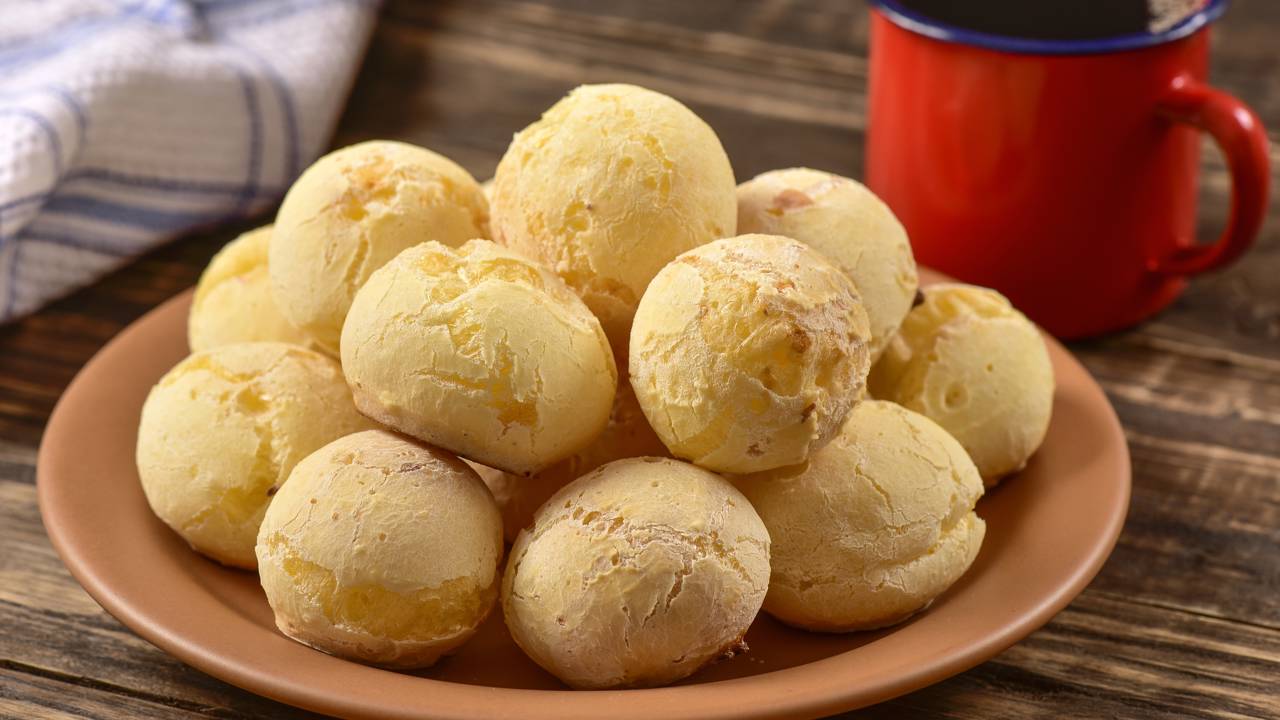 Receita de pão de queijo ideal ganha destaque por técnica precisa e ingredientes acessíveis