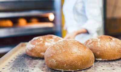 Por que o pão estala quando sai do forno