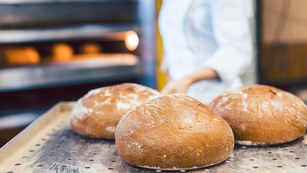 Por que o pão estala quando sai do forno