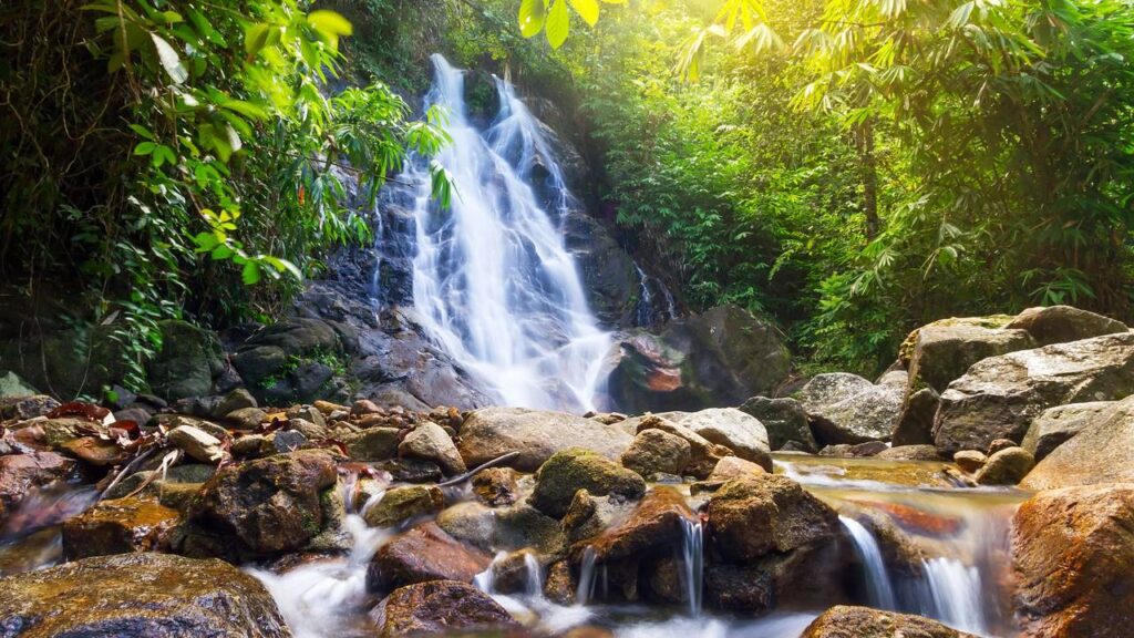 Por que as pedras das cachoeiras ficam tão lisas com o tempo