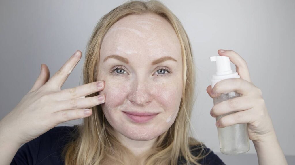 Erros que deixam sua pele oleosa e aceleram o envelhecimento