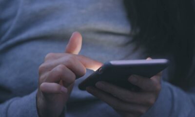 Os algoritmos aprendem com o seu tipo de uso e isso te prende mais e mais ao celular - Créditos: depositphotos.com / leungchopan