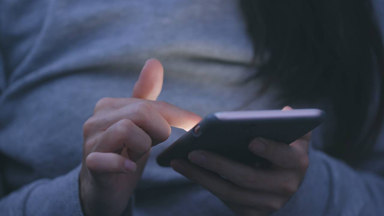 Os algoritmos aprendem com o seu tipo de uso e isso te prende mais e mais ao celular - Créditos: depositphotos.com / leungchopan