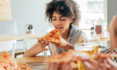 Um hábito na hora de você comer pode causar inchaço extremo