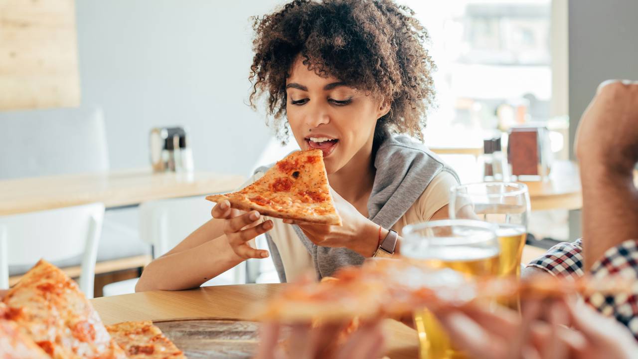 Um hábito na hora de você comer pode causar inchaço extremo