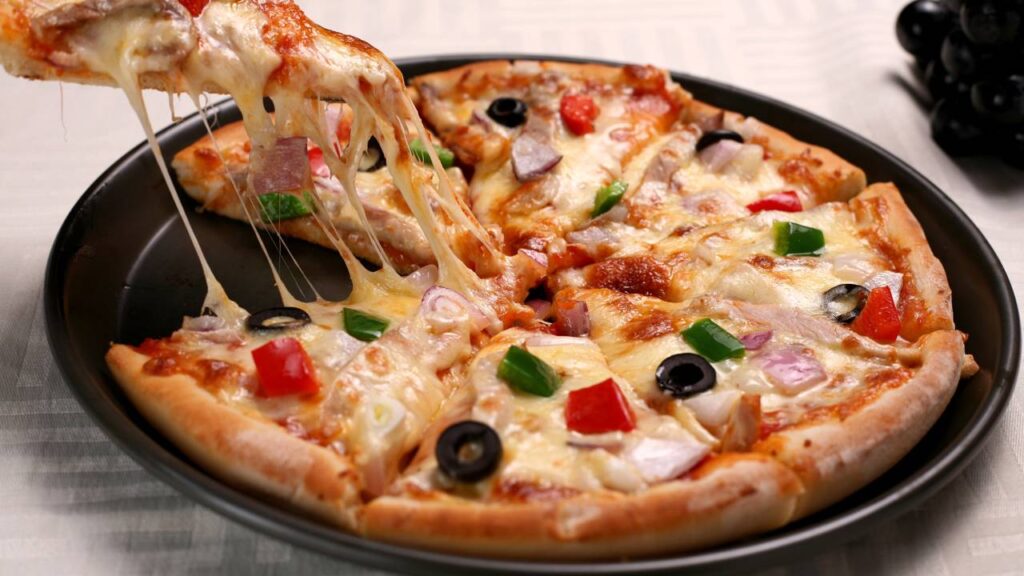 Essa pizza de frigideira fica pronta em 10 minutos e precisa de poucos ingredientes