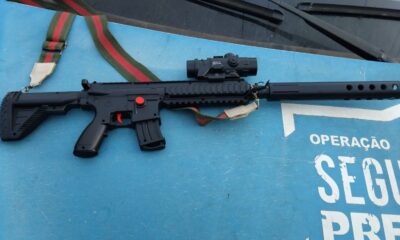 Homem é flagrado com réplica de fuzil durante patrulha em Itaboraí