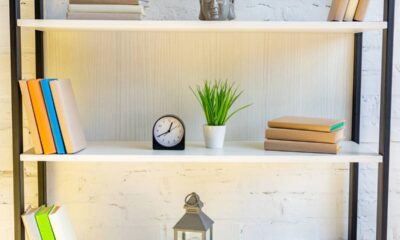 Usei cano de PVC e tinta spray para criar uma prateleira