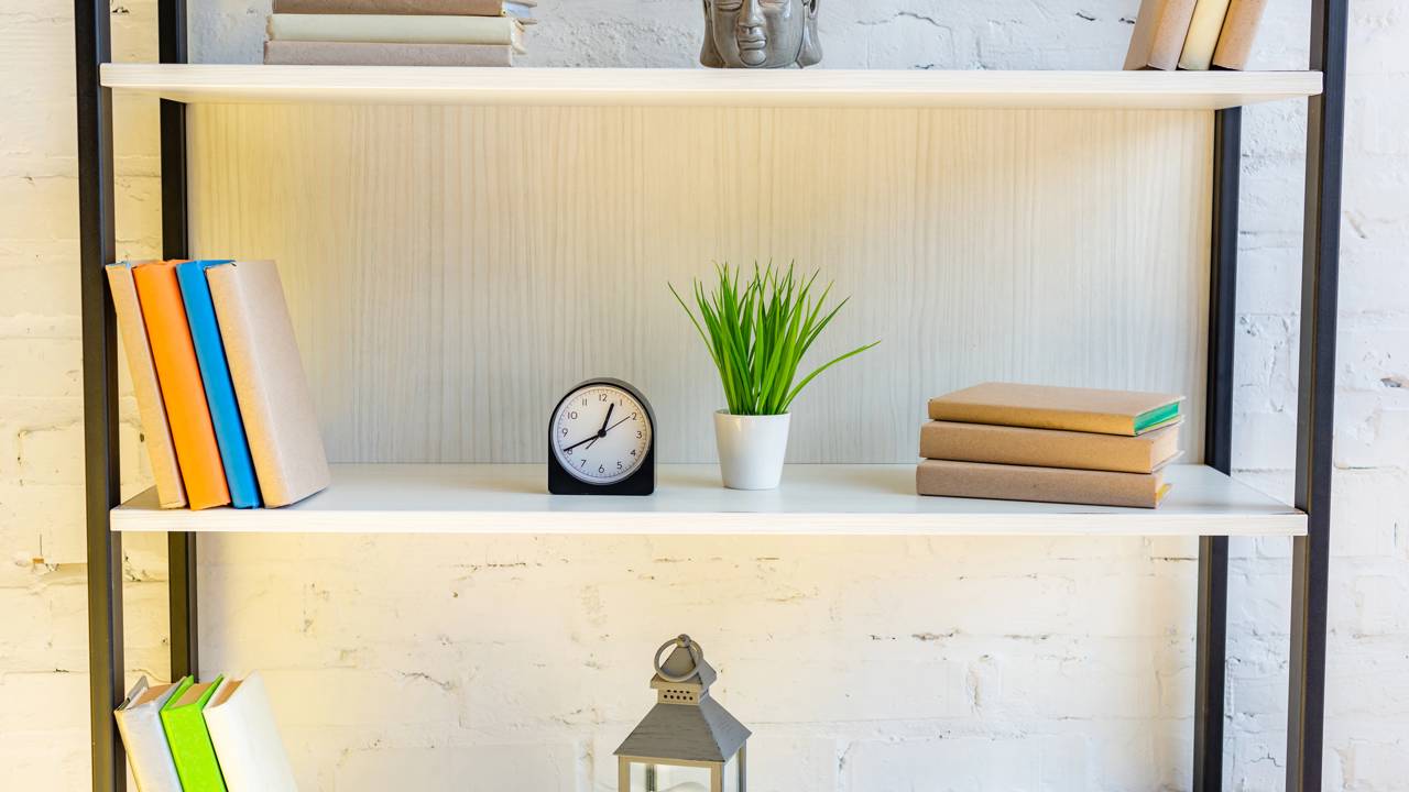 Usei cano de PVC e tinta spray para criar uma prateleira