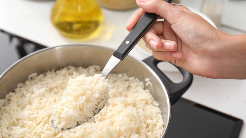 O verdadeiro motivo do arroz grudar quando passa do ponto