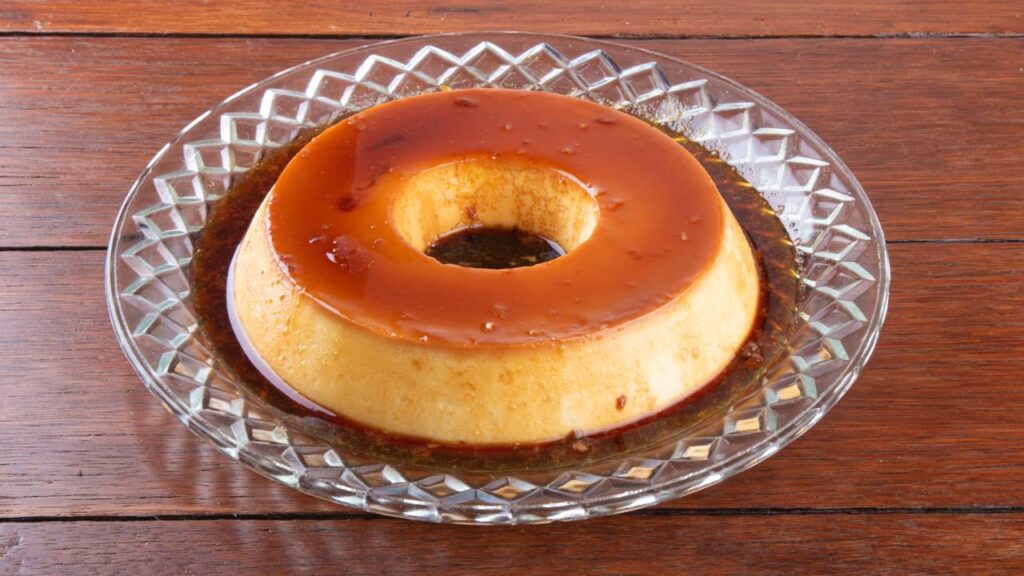 Como preparar pudim cremoso com aquele brilho perfeito na calda