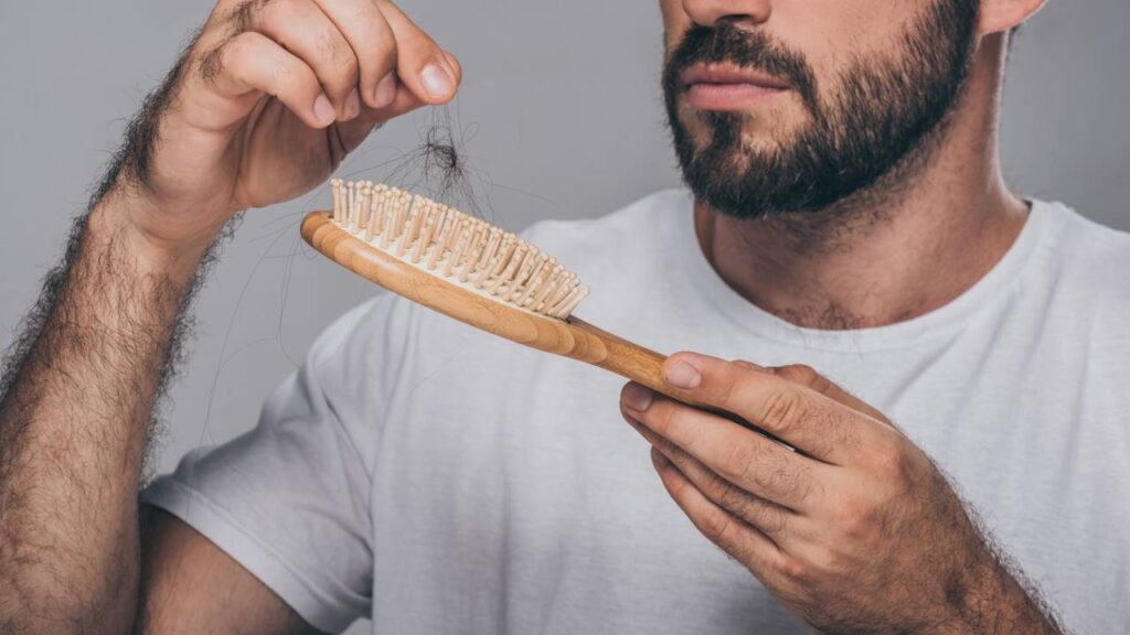 O que pode estar acelerando sua queda de cabelo no dia a dia sem que você note
