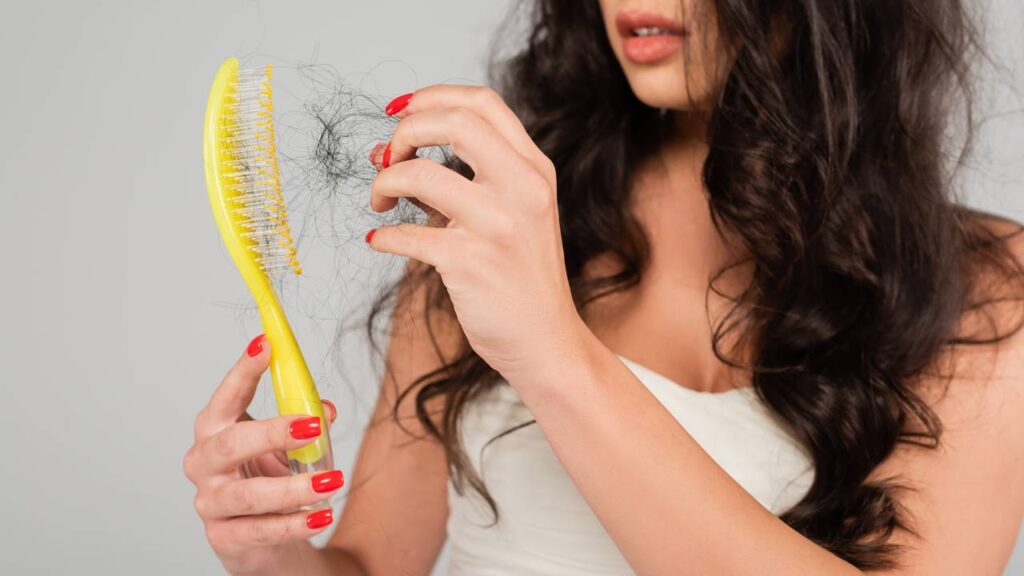 Três alimentos do dia a dia que podem piorar a queda de cabelo sem você notar